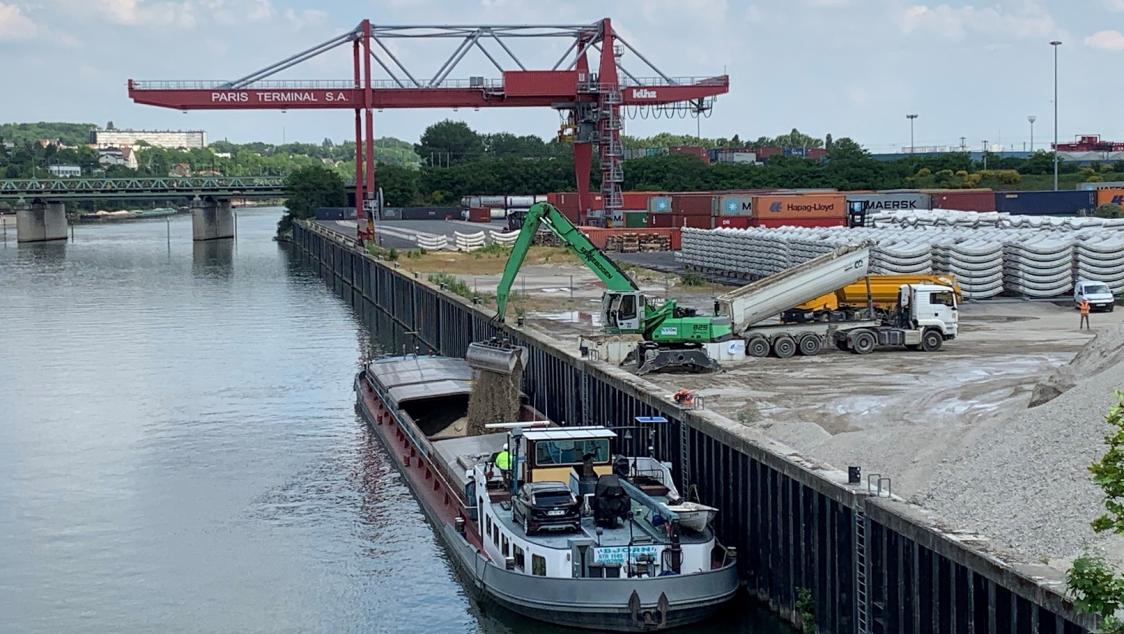 La Métropole du Grand Paris évacue les déblais du chantier du CAO par la Seine